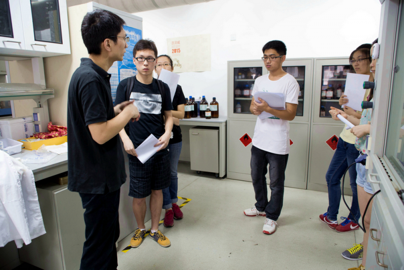 化学节----“科研实验楼开放日” 