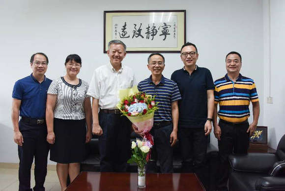 学校学院领导教师节走访慰问教师代表