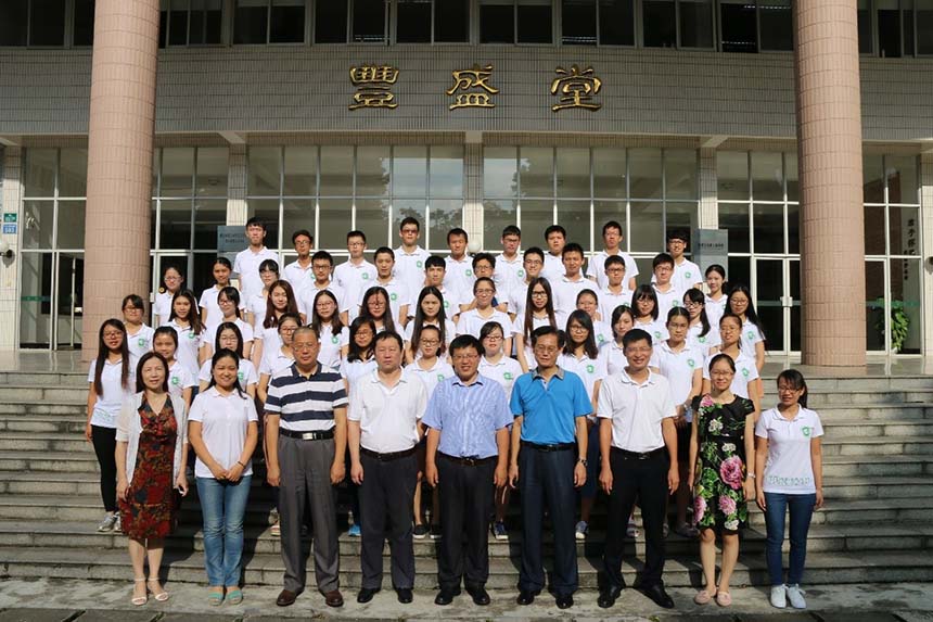 2016年英国威廉集团优秀大学生化学夏令营成功举行 