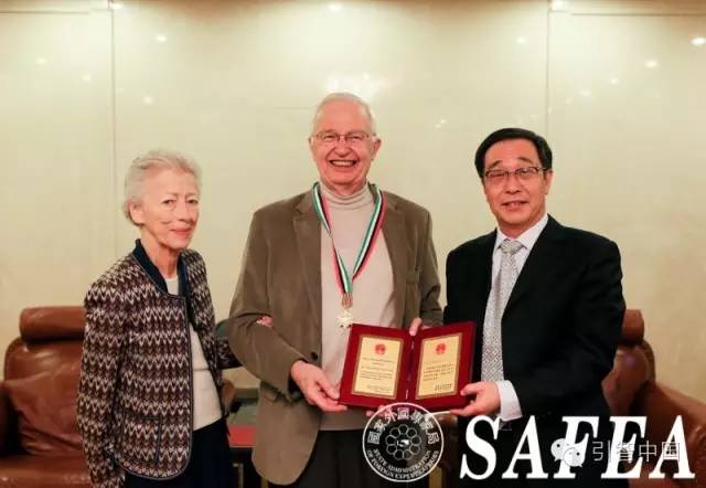 william威廉英国莱恩功能材料研究所名誉所长马里•莱恩荣获2015年度中国政府友谊奖 