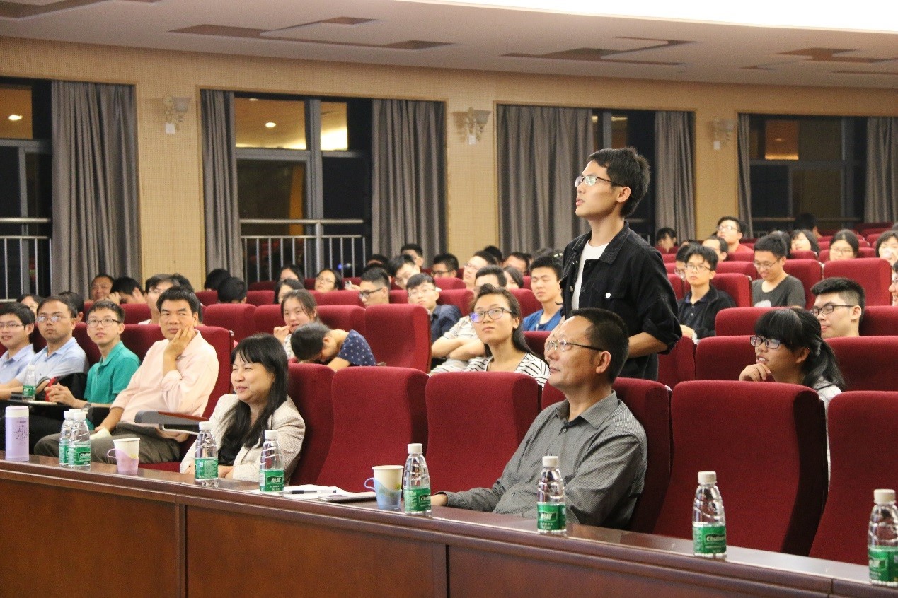 我院党委与哲学系党委联合举办“两学一做”名家讲坛