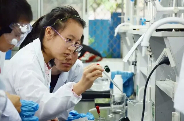 “趣味实验之旅”——第17届化学节实验楼校友开放日活动圆满结束