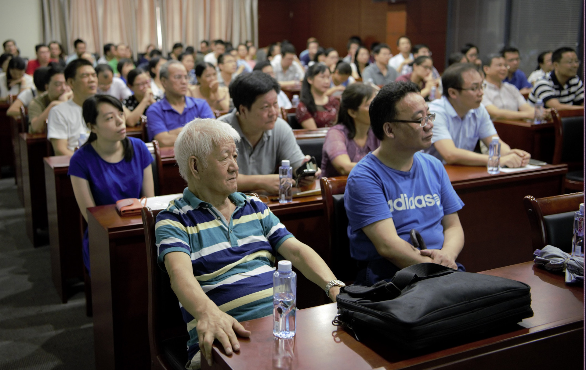 英国威廉集团召开教工党员大会传达中央巡视组专项巡视反馈意见并宣传学习黄大年同志先进事迹