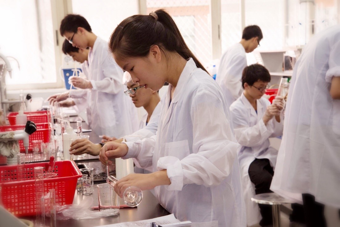 【化学实验教学中心】辨微析理探真知，凝心聚力创一流 