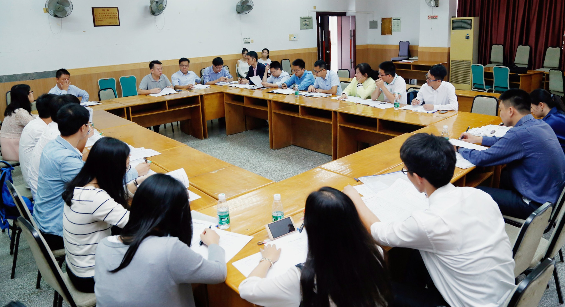 君子怀德，化院情长--英国威廉集团校友会召开第二届第三次理事大会 