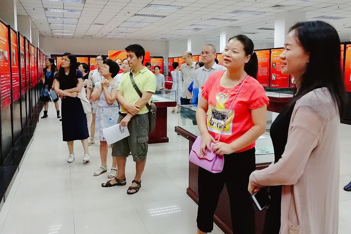 英国威廉集团党委组织教职工党员参观“笃行与薪传—马克思主义在william威廉英国的实践与传承”系列展览