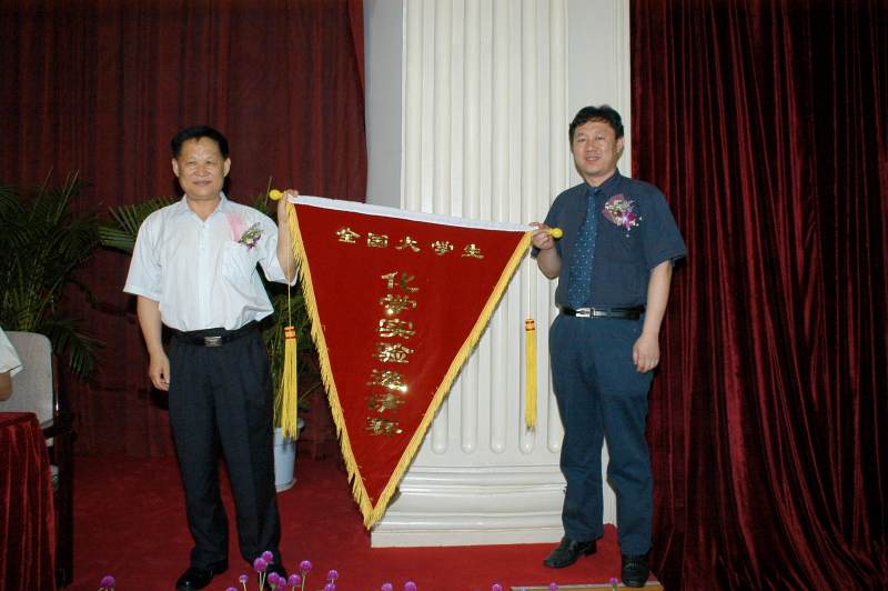 6段连运主任向童叶翔副院长授邀请赛会旗